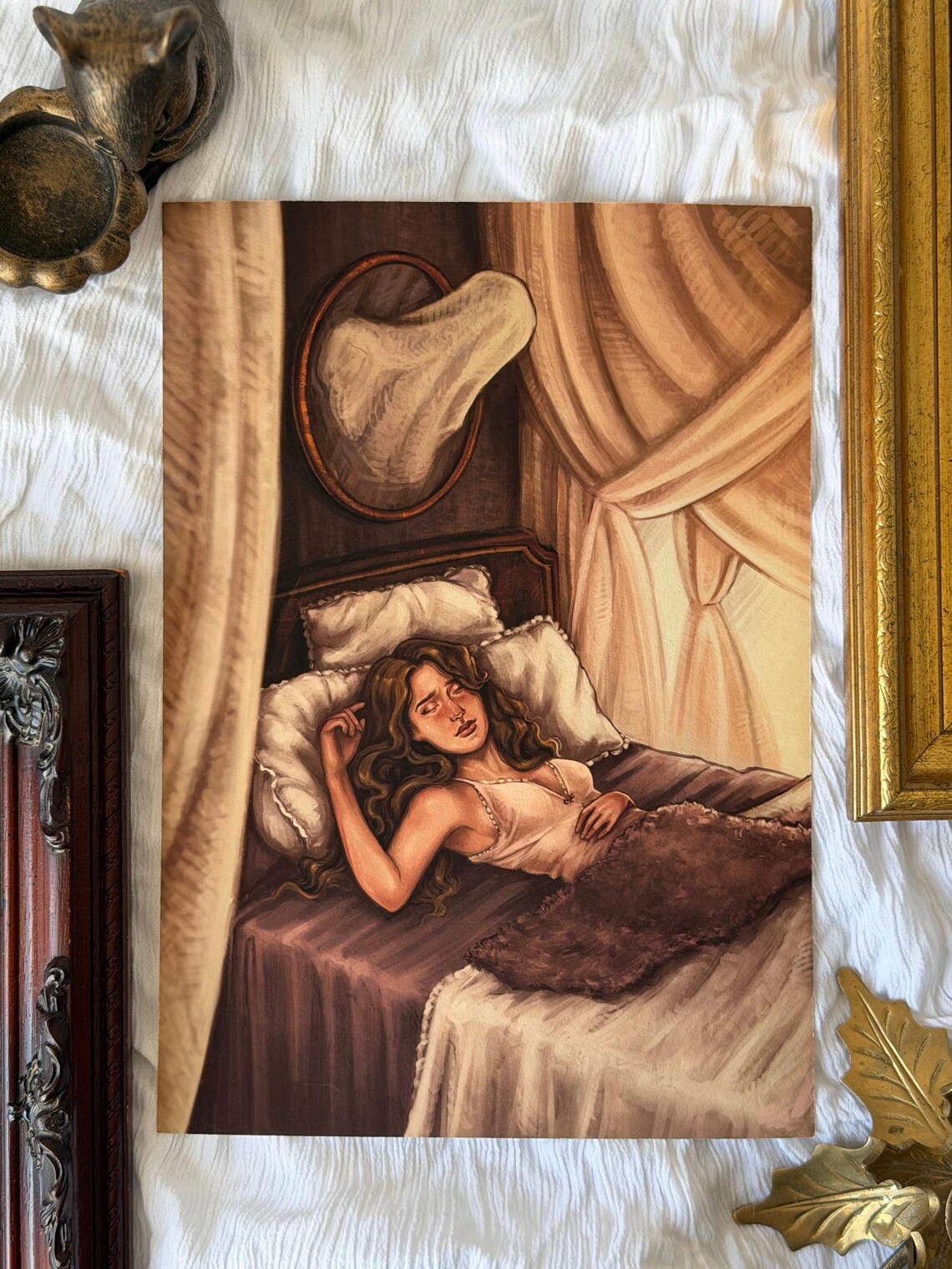 Wydruk Fine Art w stylu dark academia - gotycka sypialnia z duchem - obrazek 2