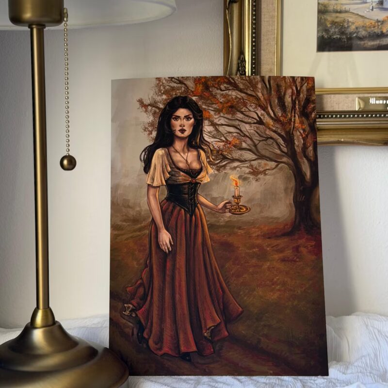 Ilustracja jesienna wydrukowana na papierze fine art, przedstawiająca kobietę w stroju z epoki, która idzie przez mgliste wzgórze ze świecą w dłoni.