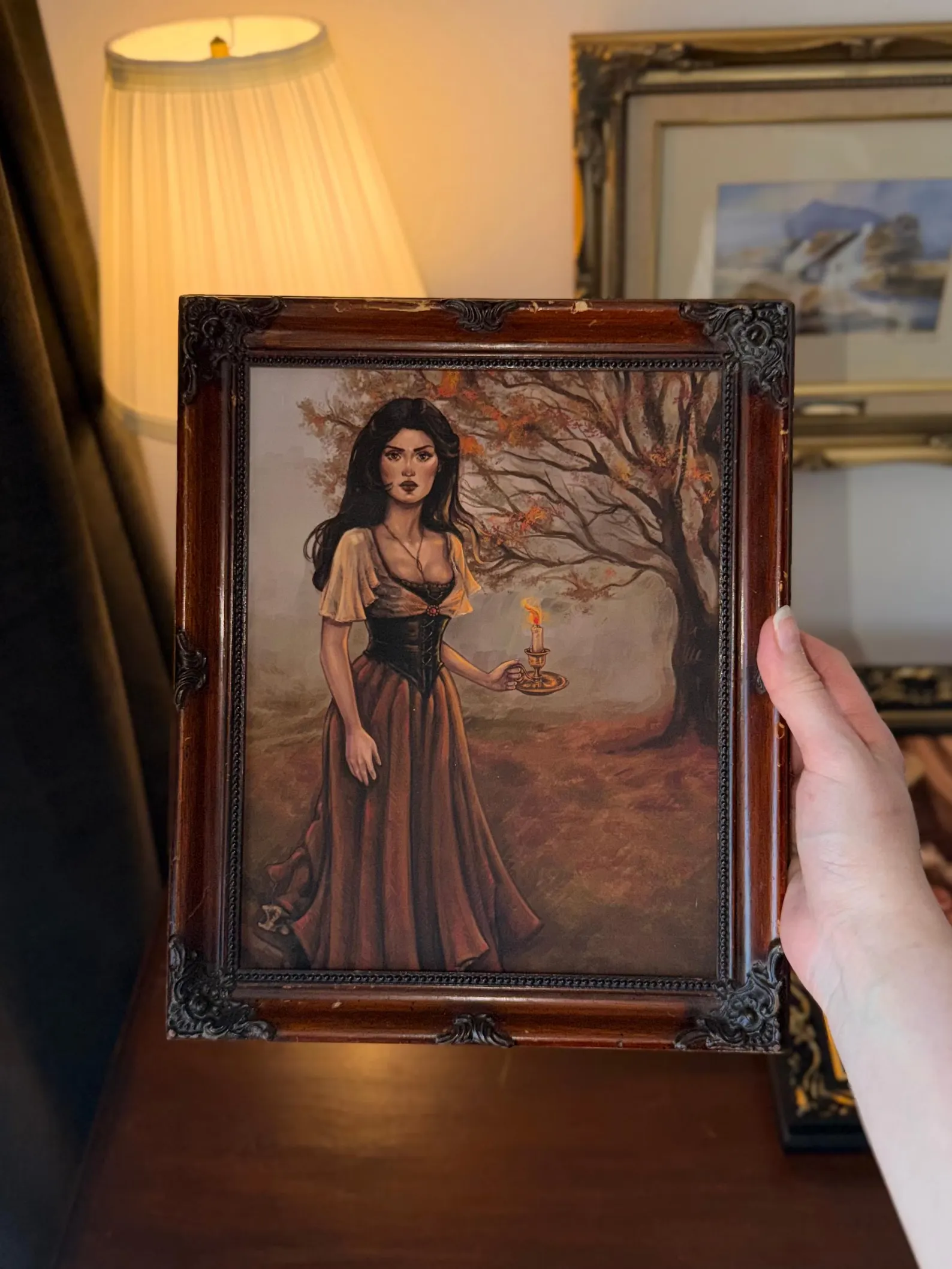 Mglista ilustracja oprawiona w drewnianą ramę vintage