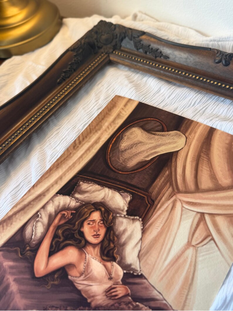 Wydruk Fine Art w stylu dark academia - gotycka sypialnia z duchem - obrazek 5
