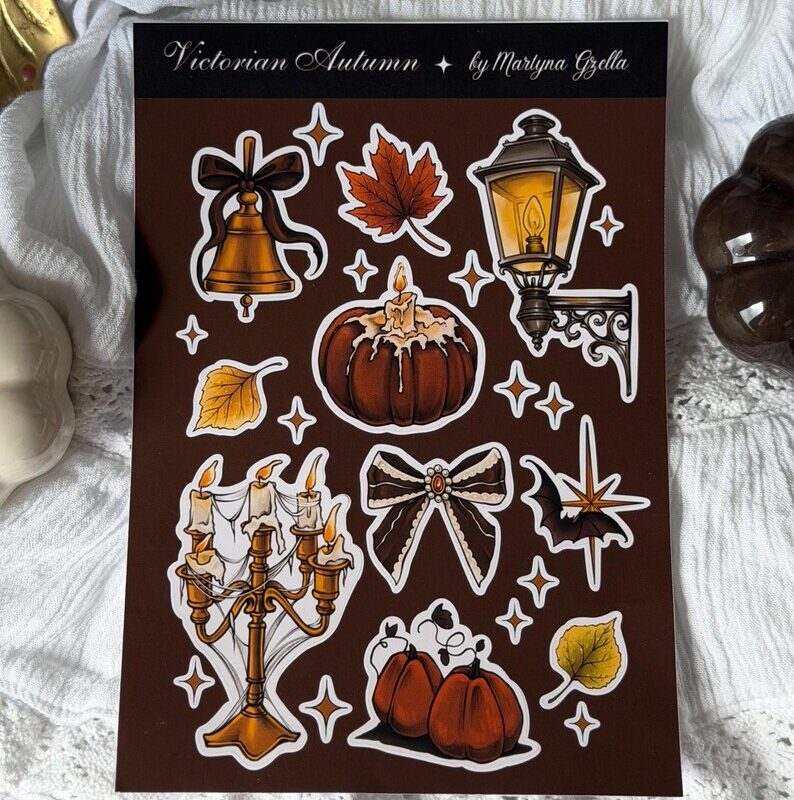 arkusz naklejek w styli wiktoriańskiej jesieni oraz dark academia, z dyniami, latarnią, kokardkami, świecznikiem vintage oraz jesiennymi liściami.